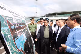 Thủ tướng Phạm Minh Chính kiểm tra dự án nâng cấp, mở rộng Cảng hàng không Phù Cát. (Ảnh: Dương Giang/TTXVN) 