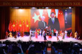 Chương trình văn nghệ giao lưu hữu nghị Việt Nam-Trung Quốc. (Ảnh: Văn Điệp/TTXVN) 