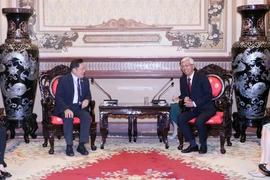 Phó Chủ tịch Ủy ban Nhân dân Thành phố Hồ Chí Minh Võ Văn Hoan (phải) tiếp Thượng Nghị sỹ Victor Oh (trái), Chủ tịch Hội Nghị sỹ Hữu nghị Canada-Việt Nam. (Ảnh: Xuân Khu/TTXVN)