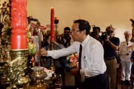 Ông Nguyễn Văn Nên, Ủy viên Bộ Chính trị, Bí thư Thành ủy Thành phố Hồ Chí Minh dâng hương tưởng niệm Chủ tịch Hồ Chí Minh tại Bảo tàng Hồ Chí Minh - Chi nhánh Thành phố Hồ Chí Minh (Bến Nhà Rồng, Quận 4). (Ảnh: Thanh Vũ/TTXVN)