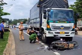 Lực lượng chức năng khám nghiệm hiện trường vụ tai nạn. (Ảnh: TTXVN phát)
