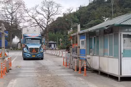 Thời gian thông quan xuất nhập khẩu tại cửa khẩu Hữu Nghị từ 7 giờ đến 19 giờ và tiếp tục hỗ trợ thực hiện thông quan đối với hàng hoá nhập khẩu đến khoảng 22 giờ để giảm tải ùn ứ. (Ảnh: Quang Duy/TTXVN