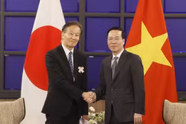 Chủ tịch nước Võ Văn Thưởng với Chủ tịch Hiệp hội Hữu nghị Kyushu-Việt Nam. (Ảnh: Thống Nhất/TTXVN) 