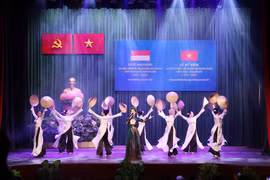 Chương trình văn nghệ tại lễ kỷ niệm 50 năm thiết lập quan hệ ngoại giao Việt Nam-Singapore. (Ảnh: Xuân Khu/TTXVN) 