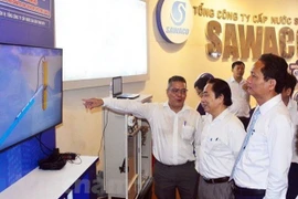 Khách mời tham quan trình diễn một số giải pháp ứng phó sự cố cấp nước của Tổng Công ty Cấp nước Sài Gòn. (Ảnh: PV/Vietnam+) 