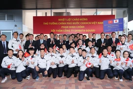 Thủ tướng Phạm Minh Chính với người lao động Việt Nam làm việc tại Công ty Cổ phần Shibata Gousei, Nhật Bản. (Ảnh: Dương Giang/TTXVN)