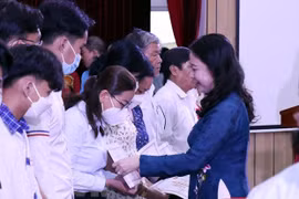 Phó Chủ tịch nước Võ Thị Ánh Xuân trao giấy chứng nhận danh hiệu 'Học không bao giờ cùng' cho các đại biểu được nhận học bổng. (Ảnh: Xuân Khu/TTXVN)