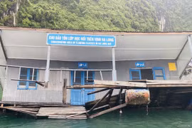 Khu bảo tồn lớp học làng chài trên Vịnh Hạ Long bị chìm do xuống cấp. (Ảnh: TTXVN phát) 