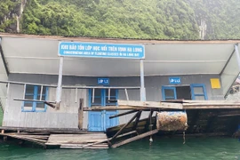 Khu bảo tồn lớp học làng chài trên Vịnh Hạ Long bị chìm do xuống cấp. (Ảnh: TTXVN phát) 