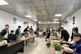 Lực lượng chức năng khám xét tại nơi làm việc của các đối tượng. (Nguồn: Công an tỉnh Bắc Giang)