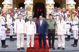 Thủ tướng Phạm Minh Chính với lãnh đạo Bộ Công an, lãnh đạo Cục An ninh Kinh tế. (Ảnh: Phạm Kiên/TTXVN) 