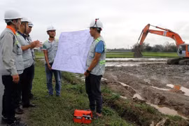 Các đơn vị thi công và tư vấn giám sát luôn có mặt trên công trường để theo dõi tiến độ và chất lượng công trình. (Ảnh: Xuân Triệu/TTXVN)
