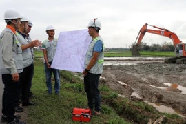 Các đơn vị thi công và tư vấn giám sát luôn có mặt trên công trường để theo dõi tiến độ và chất lượng công trình. (Ảnh: Xuân Triệu/TTXVN)