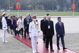 Đoàn đại biểu nhân chứng lịch sử Hiệp định Paris 1973 đếnđặt vòng hoa, vào Lăng viếng Chủ tịch Hồ Chí Minh. (Ảnh: An Đăng/TTXVN) 