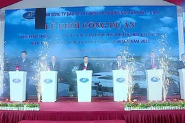 Các đại biểu ấn nút khởi động dự án. (Ảnh: Nguyễn Nam/TTXVN)