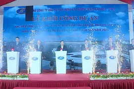 Các đại biểu ấn nút khởi động dự án. (Ảnh: Nguyễn Nam/TTXVN)