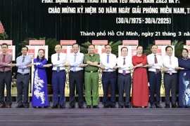 Lãnh đạo Thành phố Hồ Chí Minh cùng lãnh đạo các sở ngành thực hiện cam kết giao ước thi đua năm 2023. (Ảnh: Xuân Anh/TTXVN)