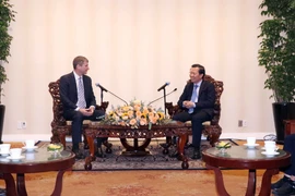 Chủ tịch Ủy ban Nhân dân Thành phố Hồ Chí Minh Phan Văn Mãi tiếp Giám đốc Điều hành Diễn đàn Kinh tế Thế giới (WEF) Jeremy Jurgens (trái). (Ảnh: Xuân Khu/TTXVN) 