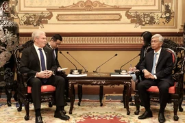 Phó Chủ tịch Ủy ban Nhân dân Thành phố Hồ Chí Minh Võ Văn Hoan (phải) trao đổi với ông Steve Craig, Bộ trưởng Bộ Nuôi trồng Thủy sản và Ngư nghiệp tỉnh Nova Scotia (Canada), tại cuộc gặp. (Ảnh: Xuân Anh/TTXVN)