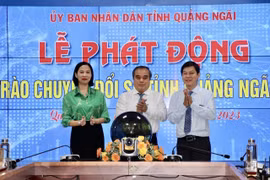 Đại diện lãnh đạo tỉnh Quảng Ngãi ấn nút phát động Phong trào Chuyển đổi Số. (Ảnh: Phạm Cường/TTXVN)