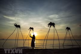 Du khách trải nghiệm không gian hoàng hôn trên Bãi Trường (Phú Quốc), nơi được cho là địa điểm ngắm hoàng hôn đẹp nhất Việt Nam. (Ảnh: Hồng Đạt/TTXVN) 
