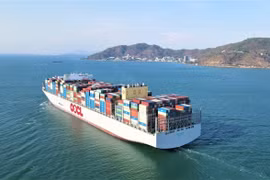 Siêu tàu container M/V OOCL SPAIN hành trình từ phao số 0 vào cảng Gemalink (cụm cảng Cái Mép-Thị Vải, thị xã Phú Mỹ, tỉnh Bà Rịa-Vũng Tàu). (Ảnh: TTXVN phát) 