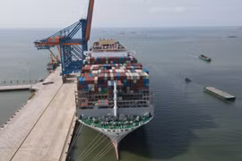Siêu tàu container M/V OOCL SPAIN là một trong những siêu tàu lớn nhất thế giới và tàu container lớn nhất từ trước đến nay cập hệ thống cảng Việt Nam. (Ảnh: Huỳnh Sơn/TTXVN) 