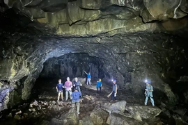 Đoàn chuyên gia công viên địa chất của UNESCO tham quan thực tế một số điểm trong hệ thống hang động núi lửa Đắk Nông. (Ảnh: TTXVN phát)