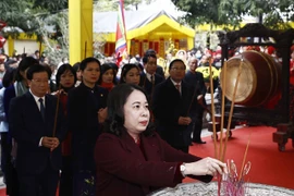 Quyền Chủ tịch nước Võ Thị Ánh Xuân dâng hương tại Đền Hai Bà Trưng. (Ảnh: Thống Nhất/TTXVN) 