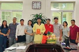 Các tổ chức đoàn thể, cơ quan, chính quyền thăm hỏi nạn nhân vụ hỏa hoạn tại xã Tứ Hiệp (Thanh Trì, Hà Nội). (Ảnh: TTXVN phát)