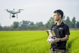 Anh Nguyễn Văn Thiên Vũ trực tiếp tới hiện trường để theo dõi hoạt động của những chiếc máy bay không người lái. (Ảnh: TTXVN phát)