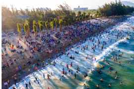 Biển Bình Sơn-Ninh Chữ (thành phố Phan Rang-Tháp Chàm) thu hút đông du khách đến vui chơi, nghỉ dưỡng trong dịp lễ. (Ảnh: Công Thử/TTXVN)