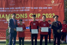 Đại sứ Việt Nam tại Nhật Bản Phạm Quang Hiệu động viên các cầu thủ. (Ảnh: Phạm Tuân/TTXVN)