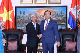 Ông Võ Văn Hoan (bên trái), Phó Chủ tịch Ủy ban Nhân dân Thành phố Hồ Chí Minh chúc mừng ông Chan Sorykan, Tổng lãnh sự Vương quốc Campuchia tại Thành phố Hồ Chí Minh. (Ảnh: Xuân Khu/TTXVN)