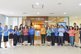 Tổng Giám đốc Thông tấn xã Việt Nam Vũ Việt Trang khánh thành công trình thanh niên Chuyển đổi Số trong giới thiệu các Khu Di tích của TTXVN. (Ảnh: Minh Đức/TTXVN) 