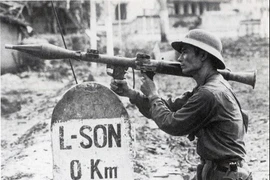 Hình ảnh người chiến sỹ cầm súng B41 hướng về phía quân xâm lược, bên cạnh là cột mốc số 0 Lạng Sơn, rạng sáng 17/2/1979 mang tính biểu tượng về cuộc chiến đấu bảo vệ biên giới phía Bắc năm 1979. (Ảnh: Tư liệu/TTXVN phát)