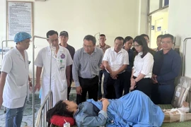 Lãnh đạo Ủy ban An toàn Giao thông Quốc gia thăm hỏi các nạn nhân vụ tai nạn giao thông tại huyện Hữu Lũng, tỉnh Lạng Sơn. (Ảnh: TTXVN phát)