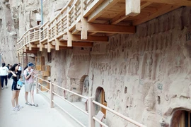 Nằm bên bờ sông Hoàng Hà, quần thể tượng đá Bính Linh tự trải dài suốt 2km dọc theo các vách đá với 184 hang động, 776 bức tượng cùng hơn 900m2 bức bích họa trạm khắc trên đá. (Ảnh: Thành Dương/Vietnam+) 