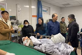 Nghệ An: Trần gỗ lớp học bất ngờ đổ sập, nhiều học sinh nhập viện