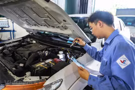 Nhân viên đăng kiểm thực hiện quy trình kiểm định xe cơ giới. (Ảnh: Hoài Nam/Vietnam+) 