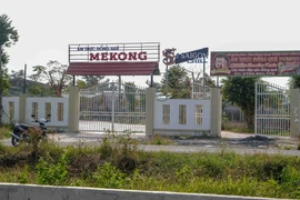 Quán ẩm thực đồng quê MeKong bị xử phạt 68 triệu đồng, buộc khôi phục hiện trạng đất do xây dựng trên đất nông nghiệp. (Ảnh: Thanh Liêm/TTXVN