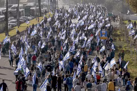 Người dân tham gia biểu tình phản đối kế hoạch cải cách tư pháp, tại Tel Aviv, Israel. (Nguồn: AFP/TTXVN)