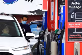 Bơm xăng cho phương tiện tại một trạm xăng ở Los Angeles, California, Mỹ. (Ảnh: AFP/TTXVN) 
