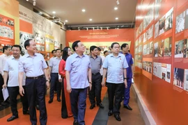 Chủ tịch Quốc hội Vương Đình Huệ và các đại biểu dự tổng duyệt Lễ trao giải Diên Hồng lần thứ nhất tại Cung Văn hoá hữu nghị Hà Nội. (Nguồn: TTXVN)