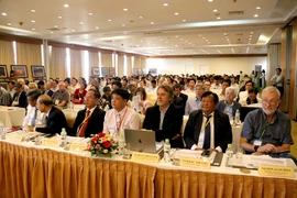 Khoảng 300 đại biểu, trong đó có khoảng 100 đại biểu quốc tế đến từ 20 quốc gia, tham gia tại Hội nghị Quốc tế lần thứ 8 về công nghệ nano và ứng dụng. (Ảnh: Nguyễn Thanh/TTXVN)