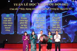 Đại biểu cùng thực hiện nghi thức phát động, gửi gắm thông điệp hưởng ứng Tuần lễ học tập suốt đời năm 2023. (Ảnh: Thanh Tùng/TTXVN)