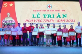 Trao Giấy tri ân Hoa việc thiện cho những cá nhân có thành tích tiêu biểu trong hoạt động nhân đạo. (Ảnh: Nhựt An/TTXVN) 