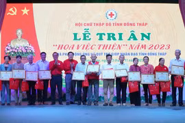 Trao Giấy tri ân Hoa việc thiện cho những cá nhân có thành tích tiêu biểu trong hoạt động nhân đạo. (Ảnh: Nhựt An/TTXVN) 