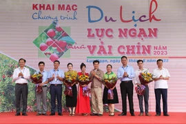 Tặng hoa chúc mừng các công ty, hợp tác xã tham gia chương trình du lịch mùa vải chín ở Lục Ngạn, Bắc Giang. (Ảnh: Danh Lam/TTXVN) 