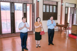 Lãnh đạo tỉnh Hải Dương và TTXVN dâng hương tưởng niệm đồng chí Lê Thanh Nghị. (Ảnh: TTXVN phát)